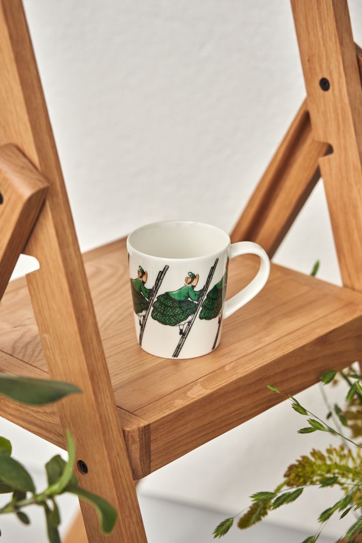 Mug with the Swedish author Elsa Beskow motif Aunt Green on a ladder from Design House Stockholm.
