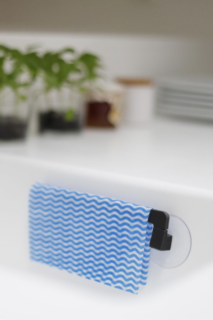 The Bosign dishcloth holder with suction cup is a practical home-hack that keeps your kitchen clean and organised. 