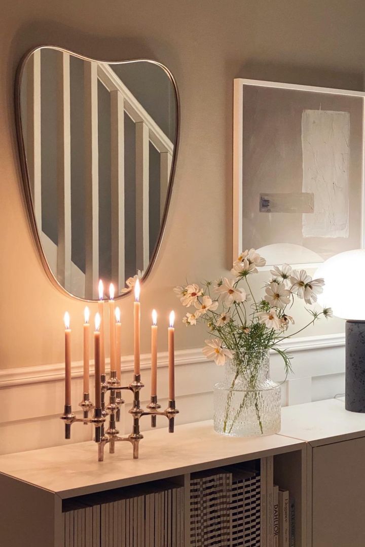 Decorating a small hallway - inspiration from @catarinaeldana where candlesticks, a screw vase and a large mirror from gubi create space and a cosy feeling.