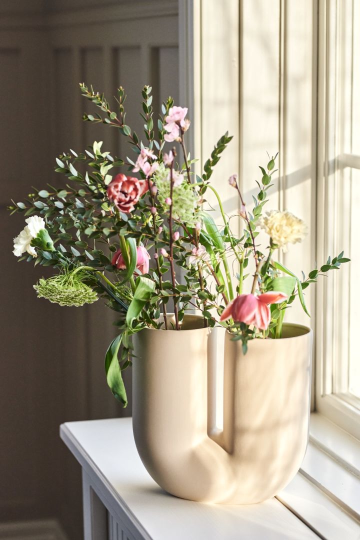 Style your windowsill with a fresh bouquet of flowers like you see here with the Muuto Kink vase.