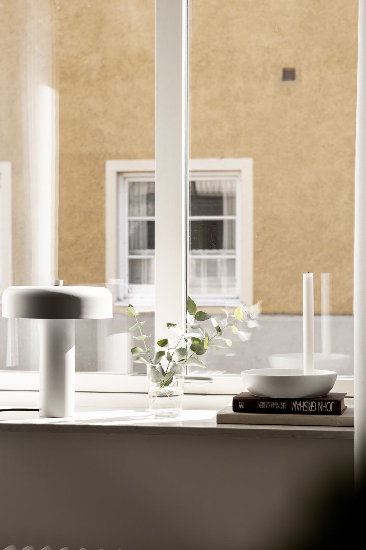 How to decorate your windowsill - Here you see inspiration in the form of the Haze table lamp and Valley candle holder from Scandi Living in s well balanced windowsill. 