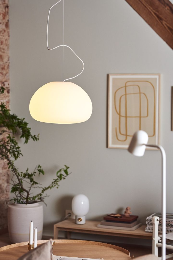 Interior 2021 - beige and harmonious home with round shapes like this lamp from Muuto.