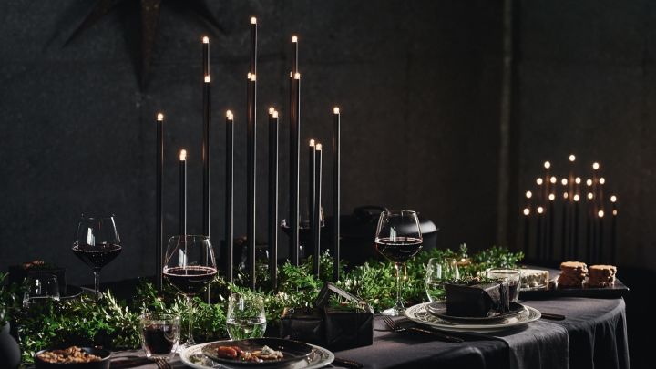 Here you see the Elflugan Grande being used as a unique table centrepiece on a black table setting. 