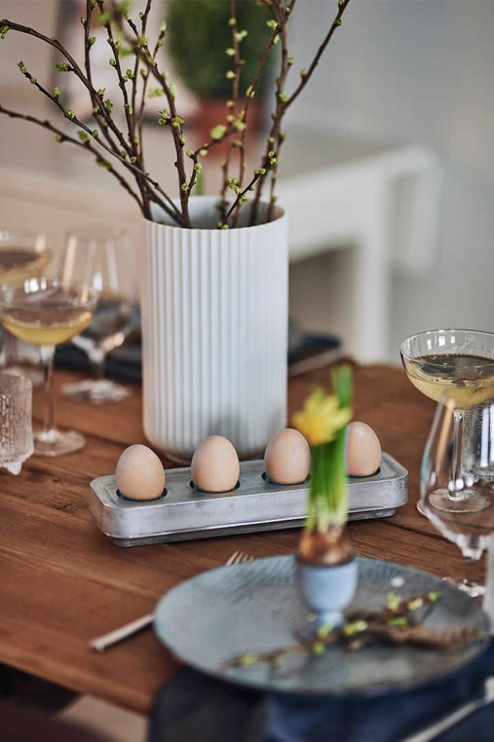 Naturally coloured eggs in the classic candlestick Stumpastaken is a playful tip for the Easter table setting.