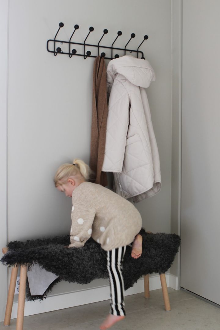 The Bill horizontal coat hanger from Maze hanging in the hallway of Swedish influencer @moeofsweden.