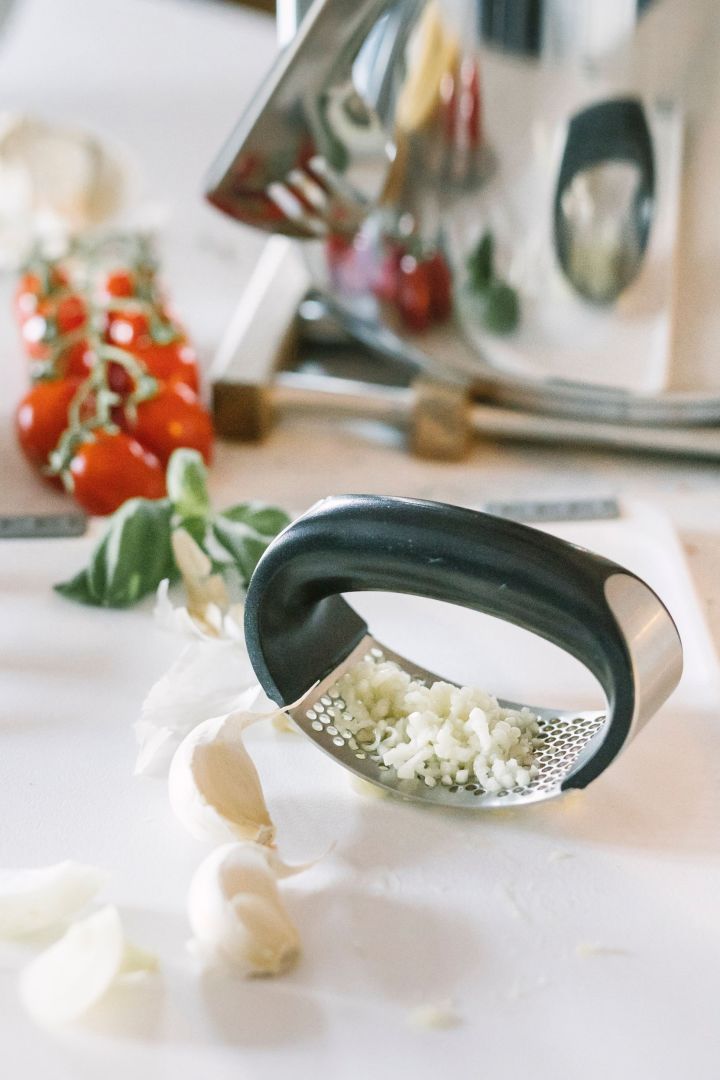 The garlic press from Dorre, a practical home hack that makes pressing garlic so much easier. 