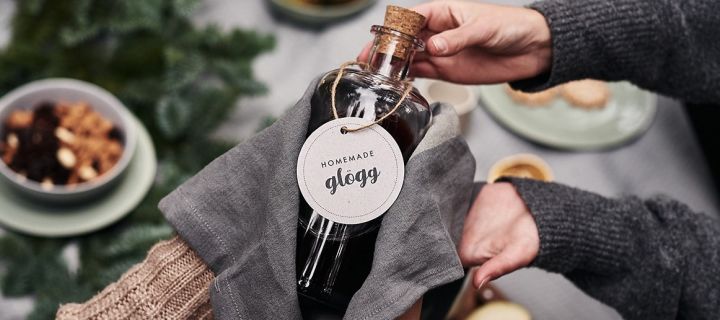 Homemade non-alcoholic mulled wine in schnapps carafe from Sagaform is a traditional Scandinavian Christmas recipe for the whole family to enjoy. 