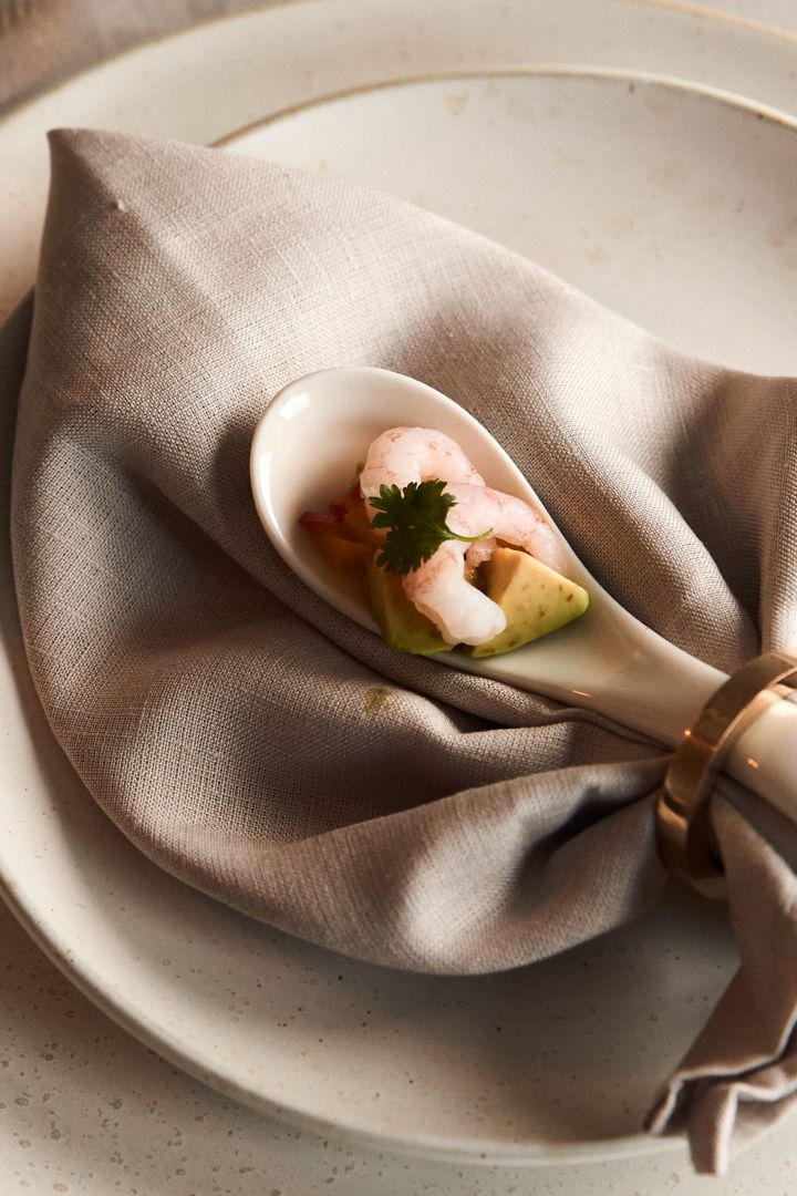 A simple starter for your new year's party, here you see a tasty prawn salad served on a ceramic spoon. 