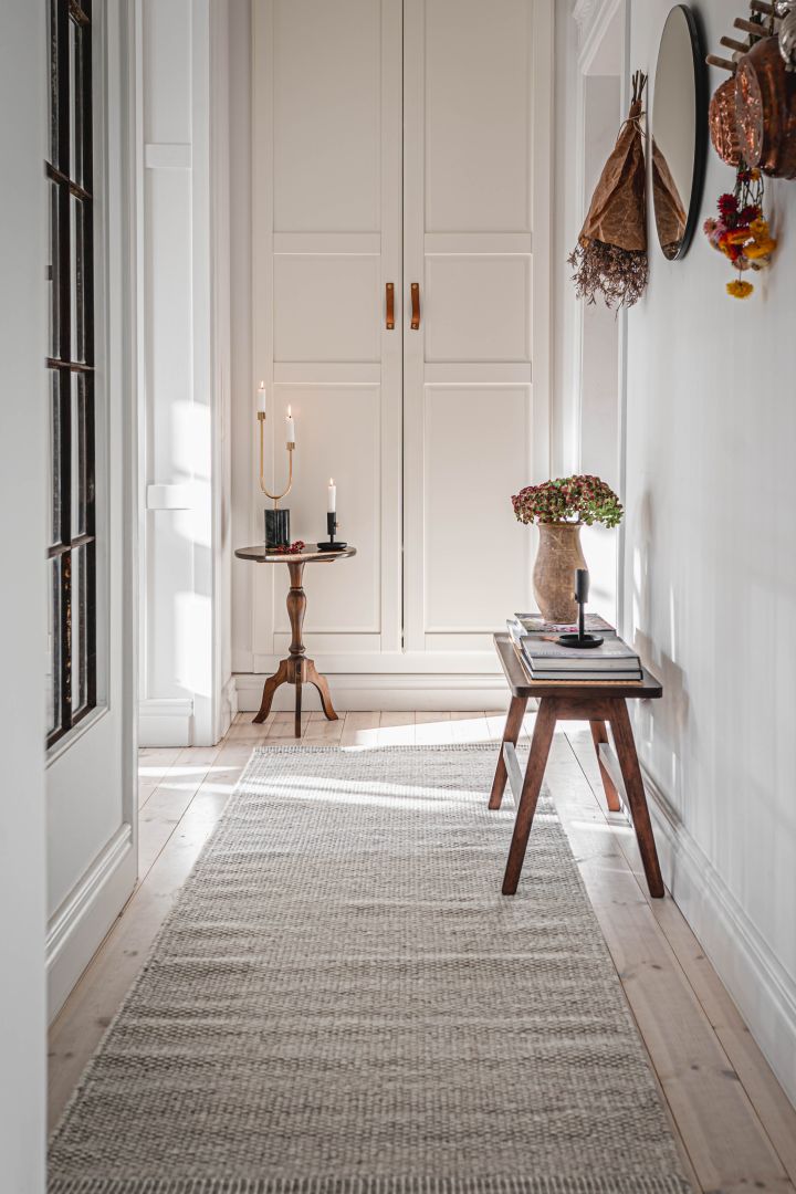 How to decorate a small hallway - inspiration from @hannesmauritzson where a long narrow cosy rug from Scandi Living creates space and a cosy feeling.