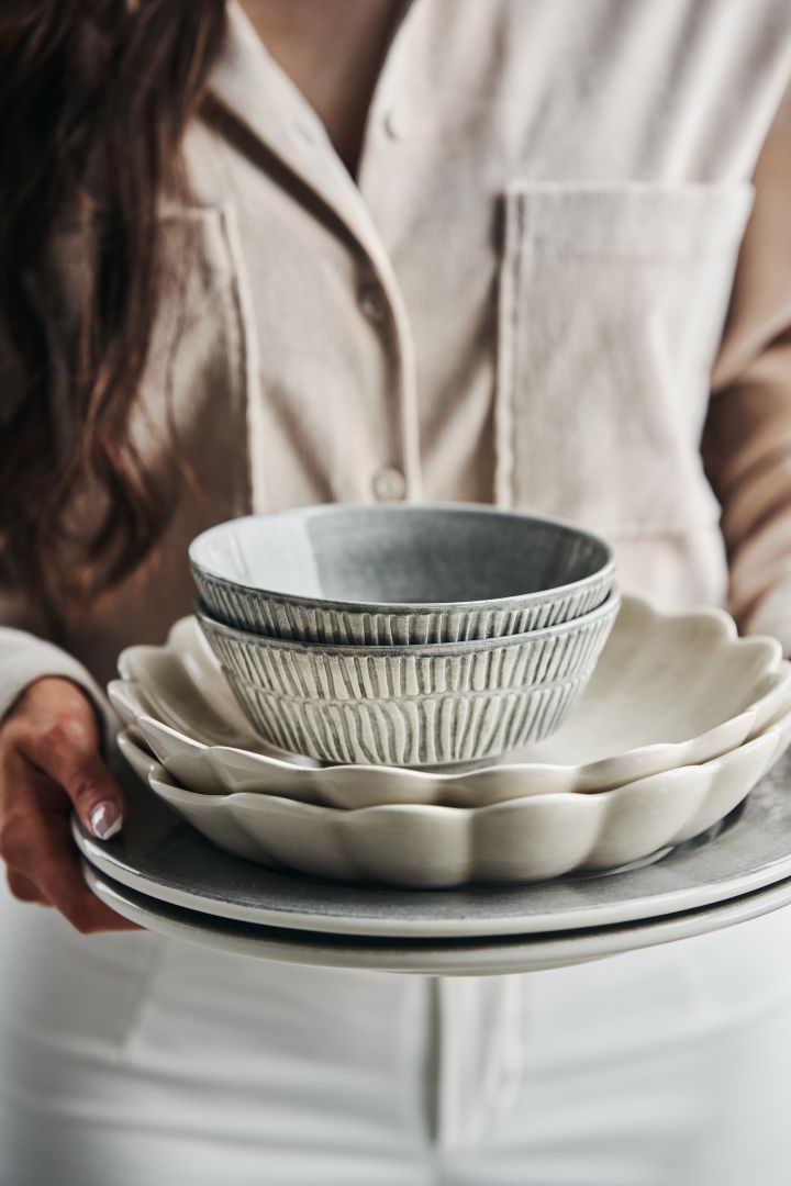 Set the table with grey Stripes bowls, beige Oyster bowls in Sand together with Basic plates in grey from Mateus. 