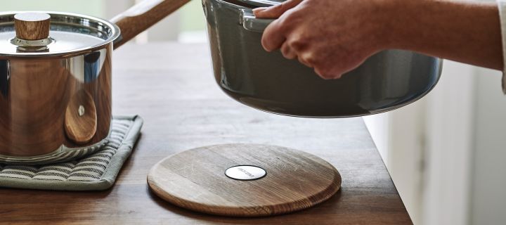 The Nordic Kitchen magnetic trivet from Eva Solo is a practical home-hack for the kitchen and will simplify your everyday life in no time.