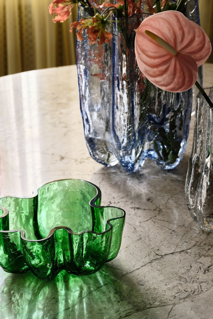 Coloured and textured glass in the shape of a green bowl, Crackle, from Kosta Boda - one of the season's newest interior design trends for autumn 2023.