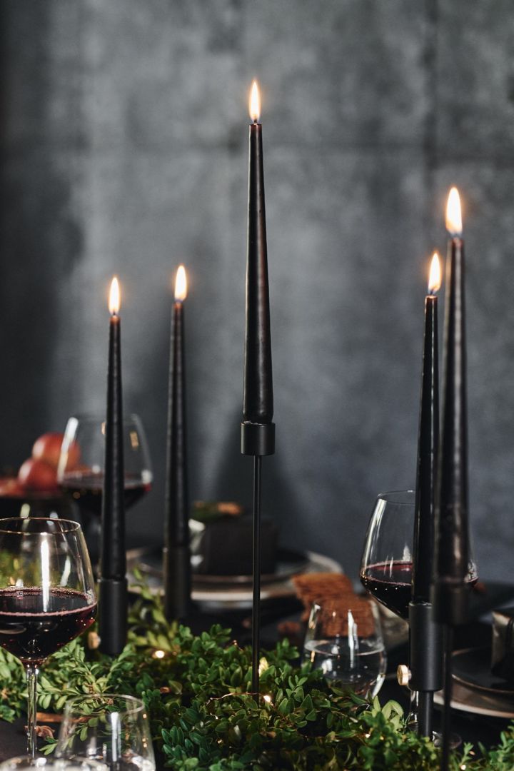 Here you see a black table setting with the black Esther & Erik candles and the Granny candle holder from Northern.