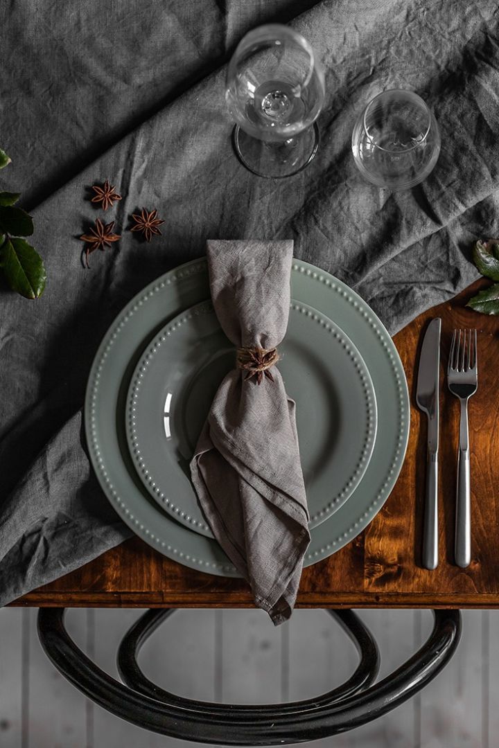 A minimalistic place setting to Christmas in green porcelain from Scandi Living.