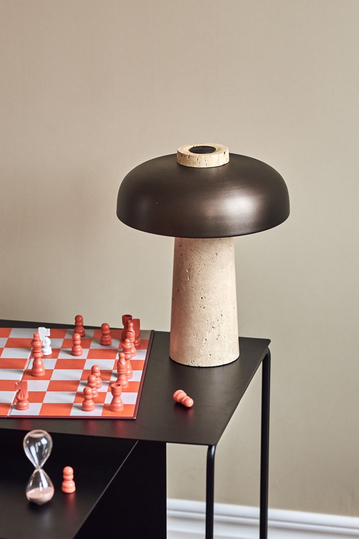 The season's trendy mushroom lamp is the Reverse table lamp from Audo Copenhagen, which will become a stylish interior detail in your home on your side table or bedside table.