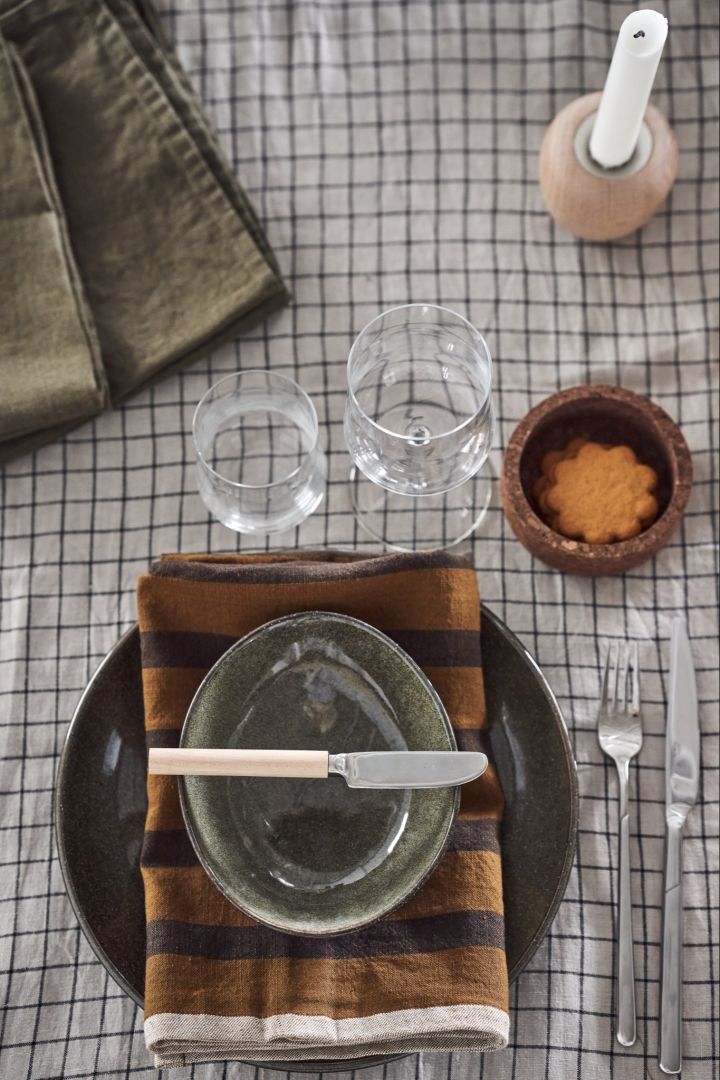 Here you see our Christmas tablescaping idea for the theme Cultivate with the lake green plate from House Doctor and the rustic butter knife from Ernst. 