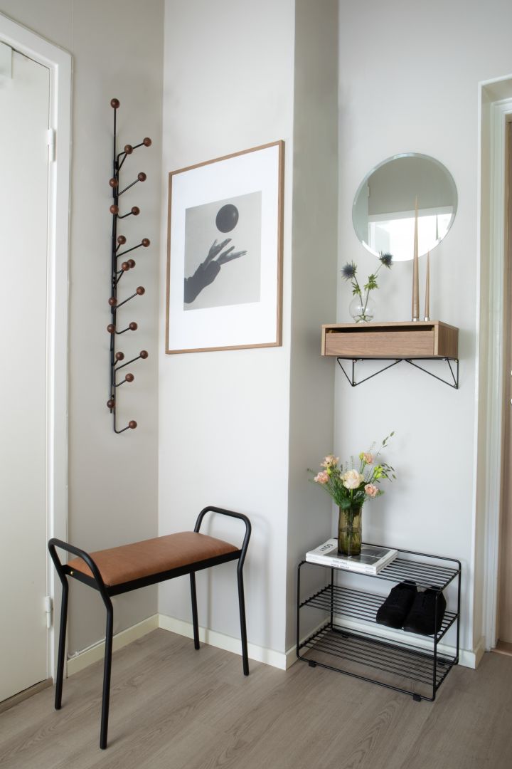 How to decorate a small hallway - inspiration for an open wardrobe and combined shoe and hat rack to make the hallway more organised.