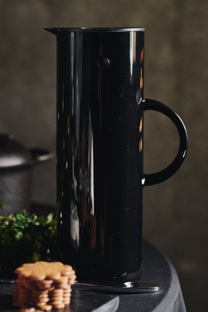 Here you see the EM77 thermos from Stelton in an intense black, perfect for a black table setting for halloween. 