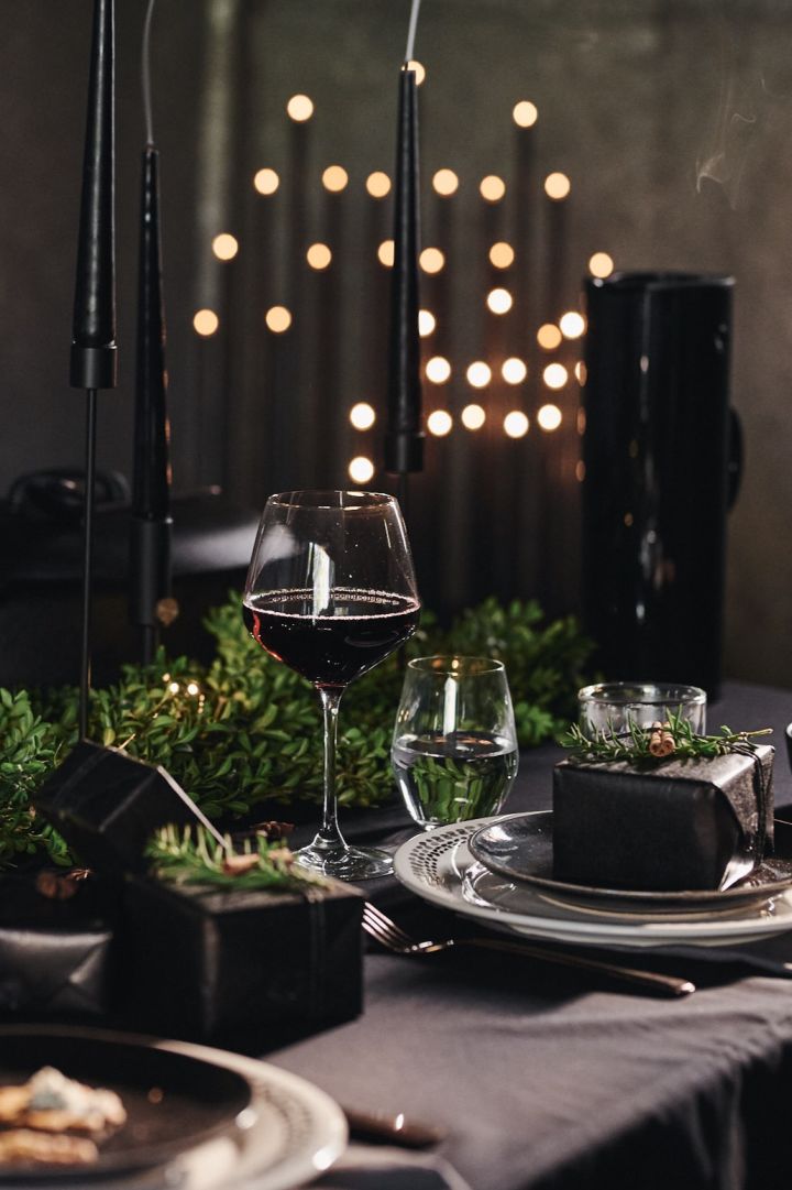 A dramatic black table setting is perfect for Halloween but can even work for a wedding or Christmas. Here you see a place setting with black taped candles and black plates from Broste Copenhagen. 
