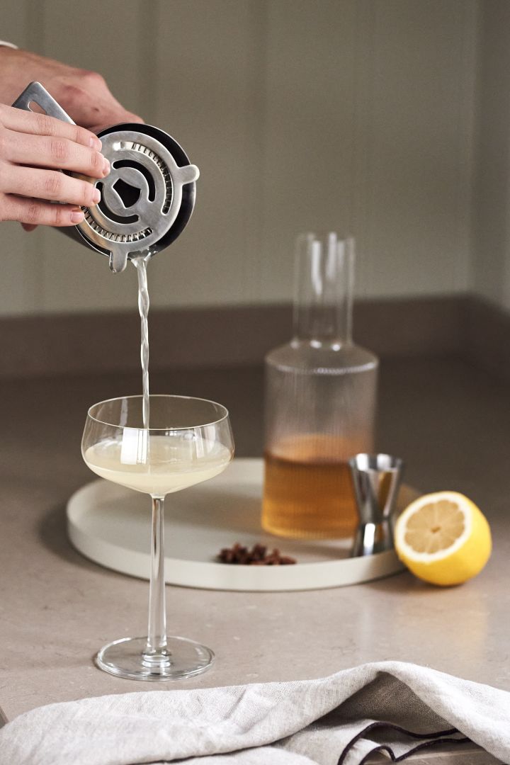 4 festive cocktail recipes for new year - pouring drink from Art Sieve from Dorre in Iittala Essence Cocktail glass.