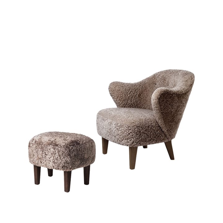 Ingeborg armchair set - Sheepskin sahara, incl. footstool, legs smoked oak - Audo Copenhagen