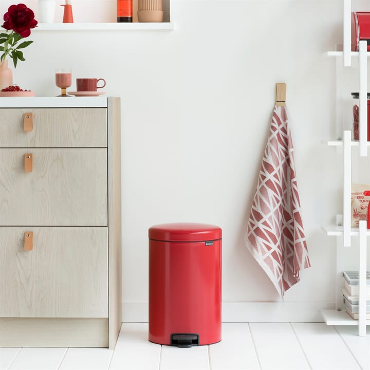 New Icon pedal bin 20 liter - passion red - Brabantia