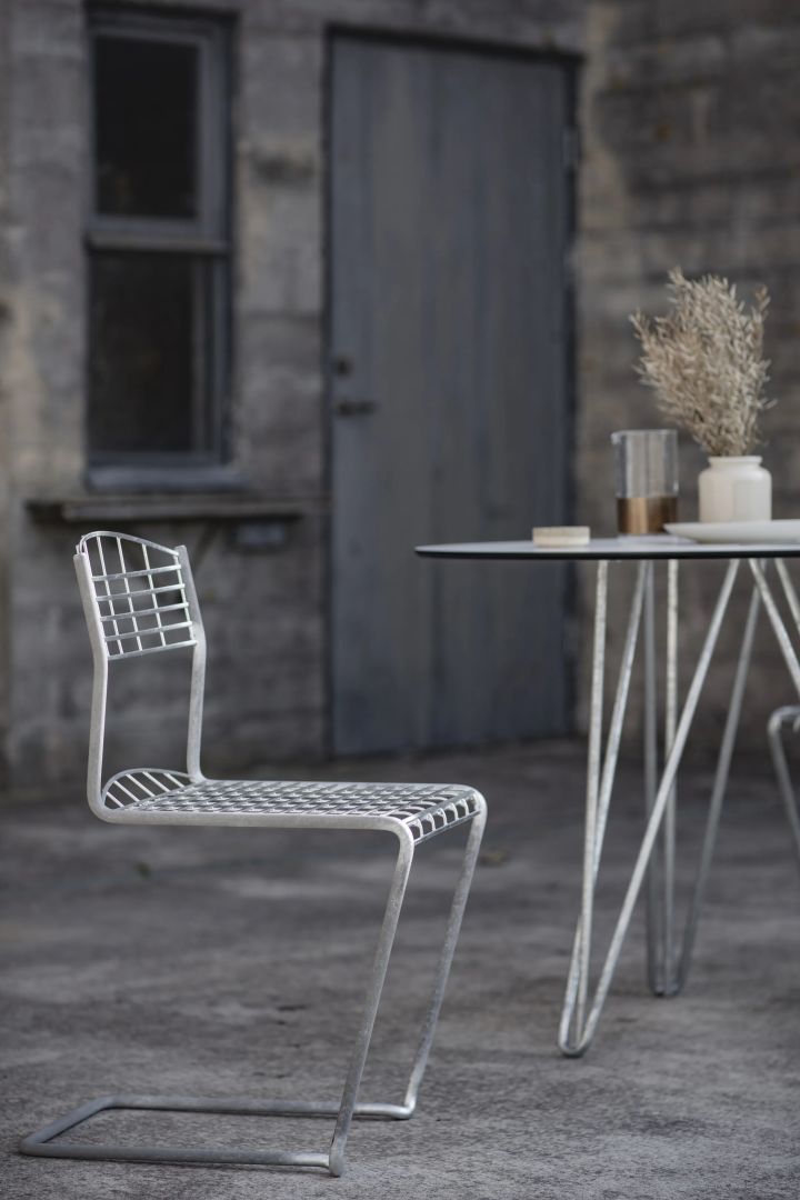 The Tech chair in hot-dip galvanised steel from Grythyttan Stålmöbler, a stylish classic when it comes to outdoor chairs that is the perfect idea for the balcony.