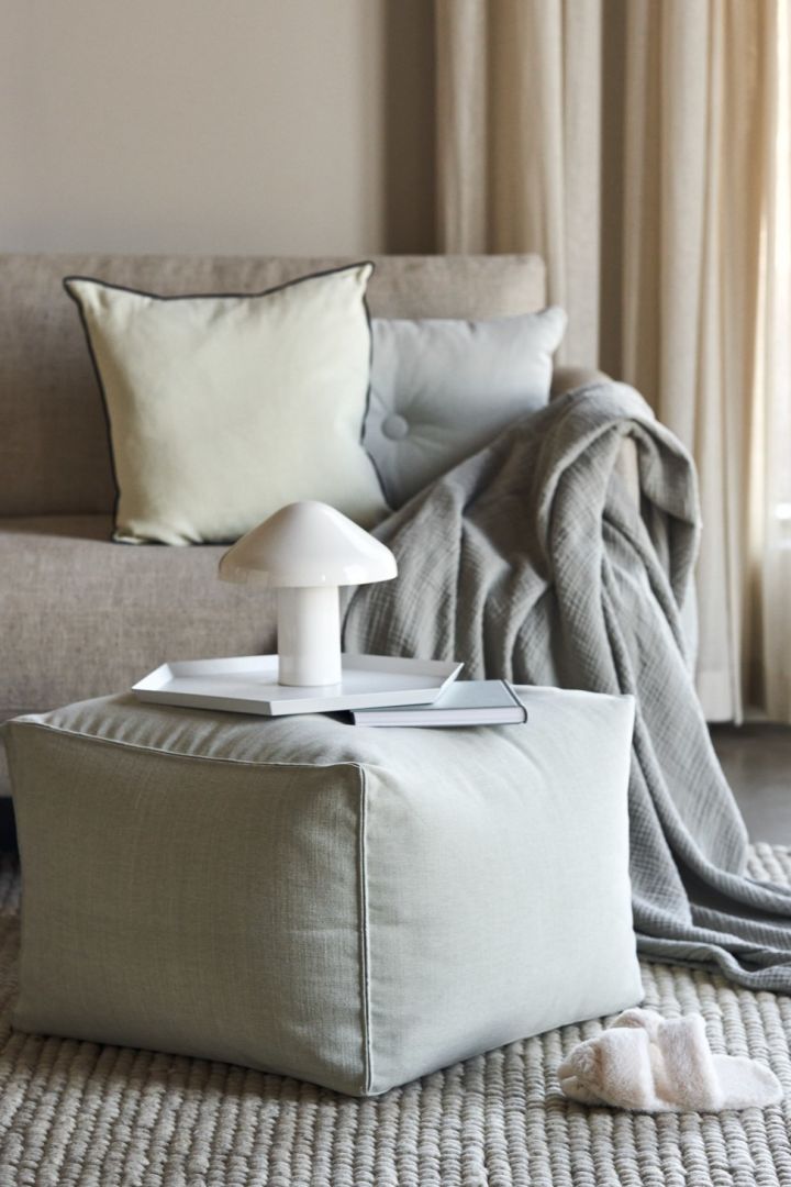 The cordless table lamp Pao from HAY in the living room.