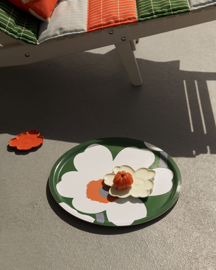 The Unikko 60th Anniversary tray in green with the white Unikko plate. 