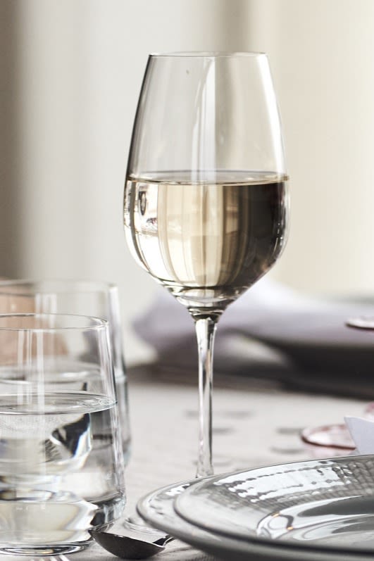  Learn how to choose the right wine glass  - Here you see the soft rounded Karlevi wine glass from Scandi Living.