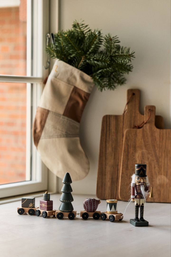 You can create a modern, minimalist Christmas decoration with the help of Vadim decorative train from Bloomingville and a stylish Christmas stocking from ferm LIVING.
