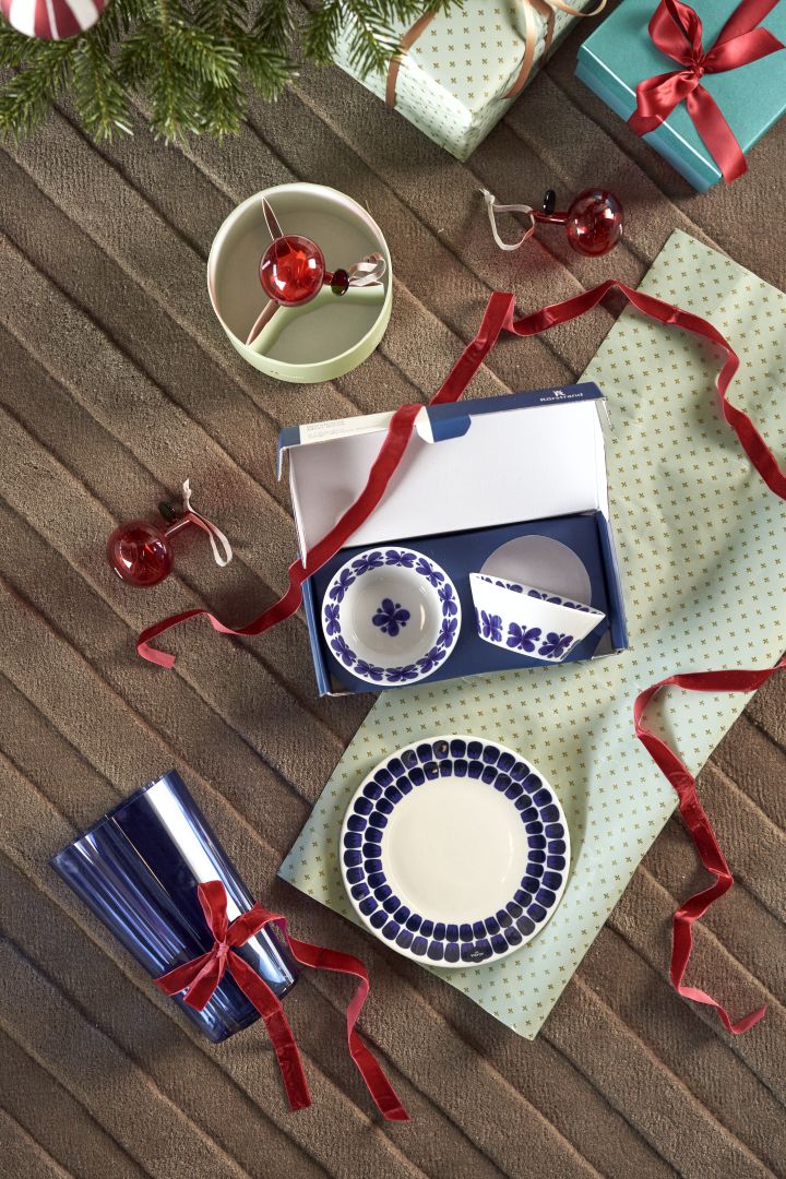Give a nordic gift this year. Here you see a Christmas gift set that combines the Mon Amie bowls with the Tuokio plate and the Alvar Aalto vase from Iittala. 