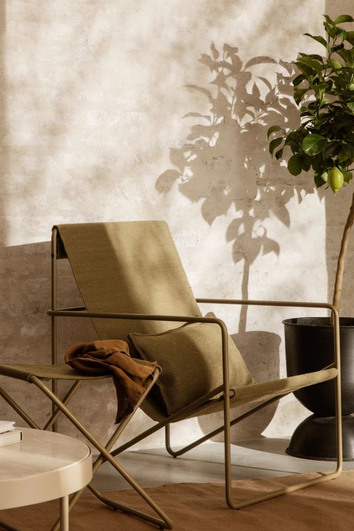 The Desert cushion in the colour Olive from Ferm Living is the perfect idea for decorating the balcony to create a cosy feeling. It also adds colour to the balcony and is made to withstand outdoor climates.
