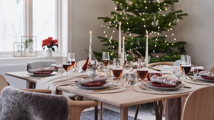 For this year's Christmas dinner, a Christmas table is decorated in red tones.