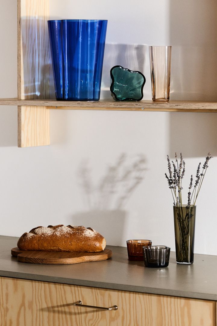 Here you see vases, candle holders and a wooden tray in the Alvar Aalto collection from Iittala. 