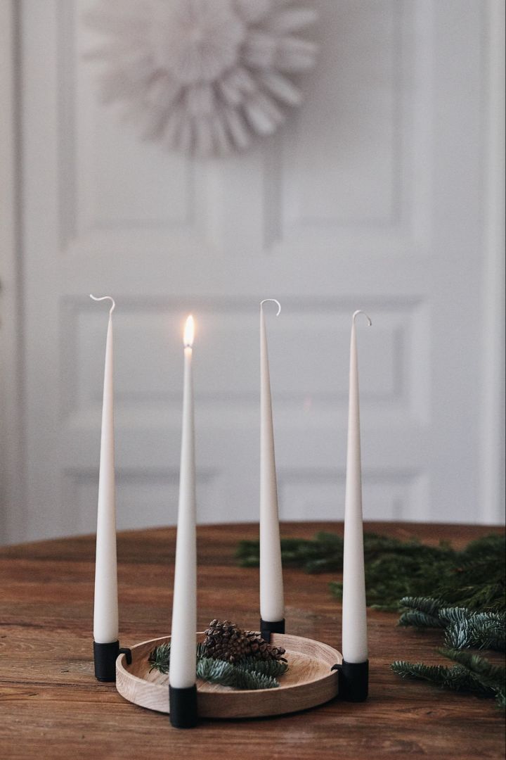 Scandinavian lifestyle things for you to try this winter - light a candle for advent. Here you see the Luna advent candle from Applicata.