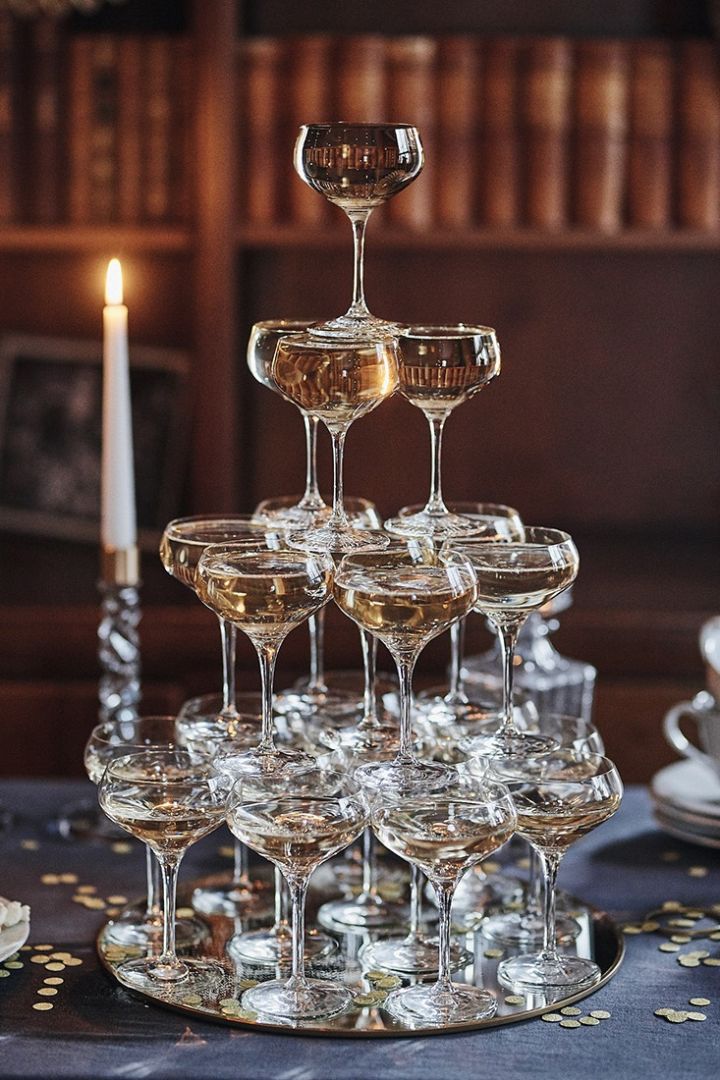 Discover how to build a champagne tower for your New Year's party with the More coupe glass from Orrefors.