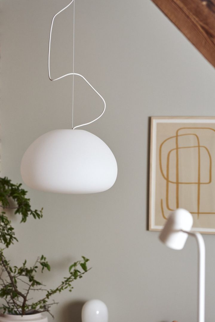 Renew your home with modern pendant lighting - here you see a round Fluid ceiling lamp from Muuto in white.