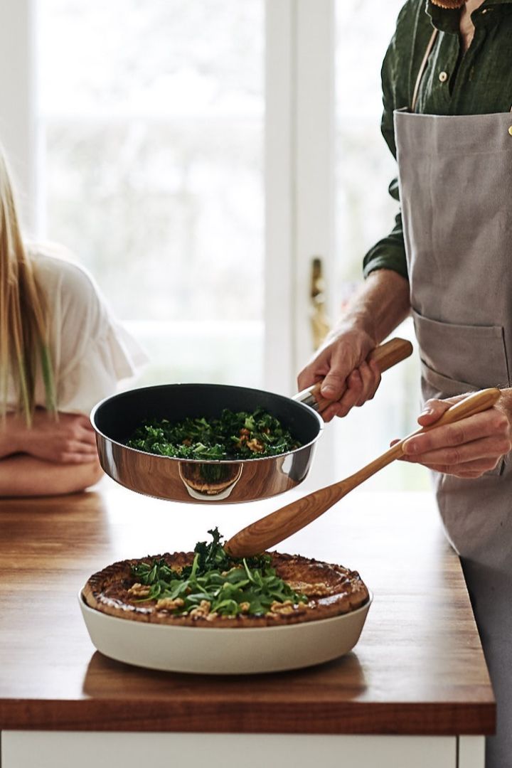 The best way to clean your non stick frying pan Nordic Kitchen from Eva Solo is to hand wash with washing liquid.