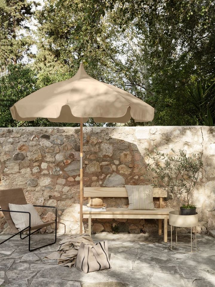 Be inspired to create a balcony with access to shade with the Lull parasol in the colour cashmere from Ferm Living. A stylish, slightly smaller parasol that fits perfectly on a small balcony or patio.