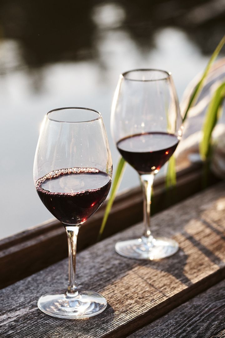 How to choose the right wine glass - here you see the Karlevi glasses from Scandi living with red wine. Standing on a deck. 