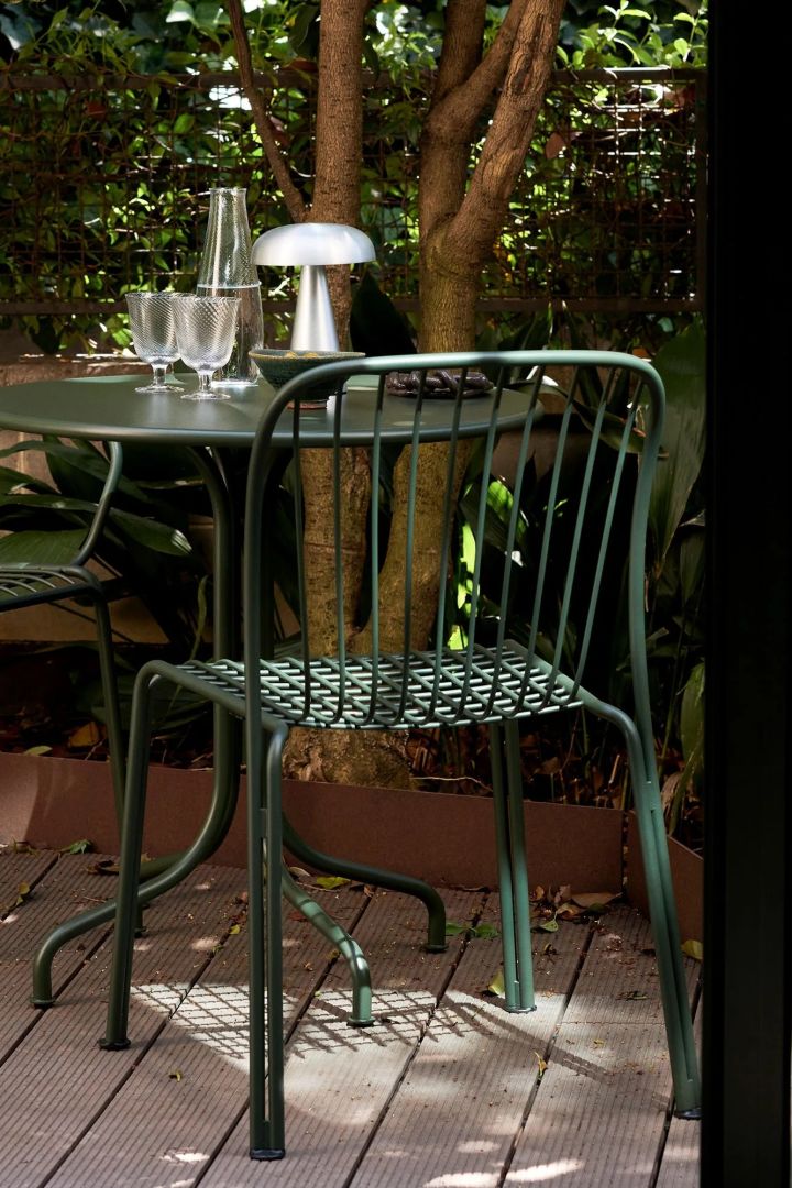 On the theme of small balcony furniture, the Thorvald chair from &Tradition fits in perfectly. The green chair in lacquered steel does not take up much space but is both comfortable and stylish in its design.
