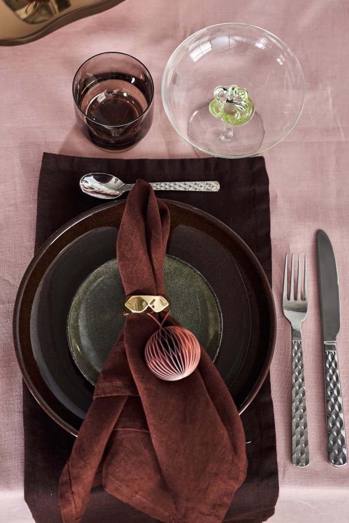 Rich browns complement perfectly with tones of dusty pink for the Boost Christmas tablescape. 