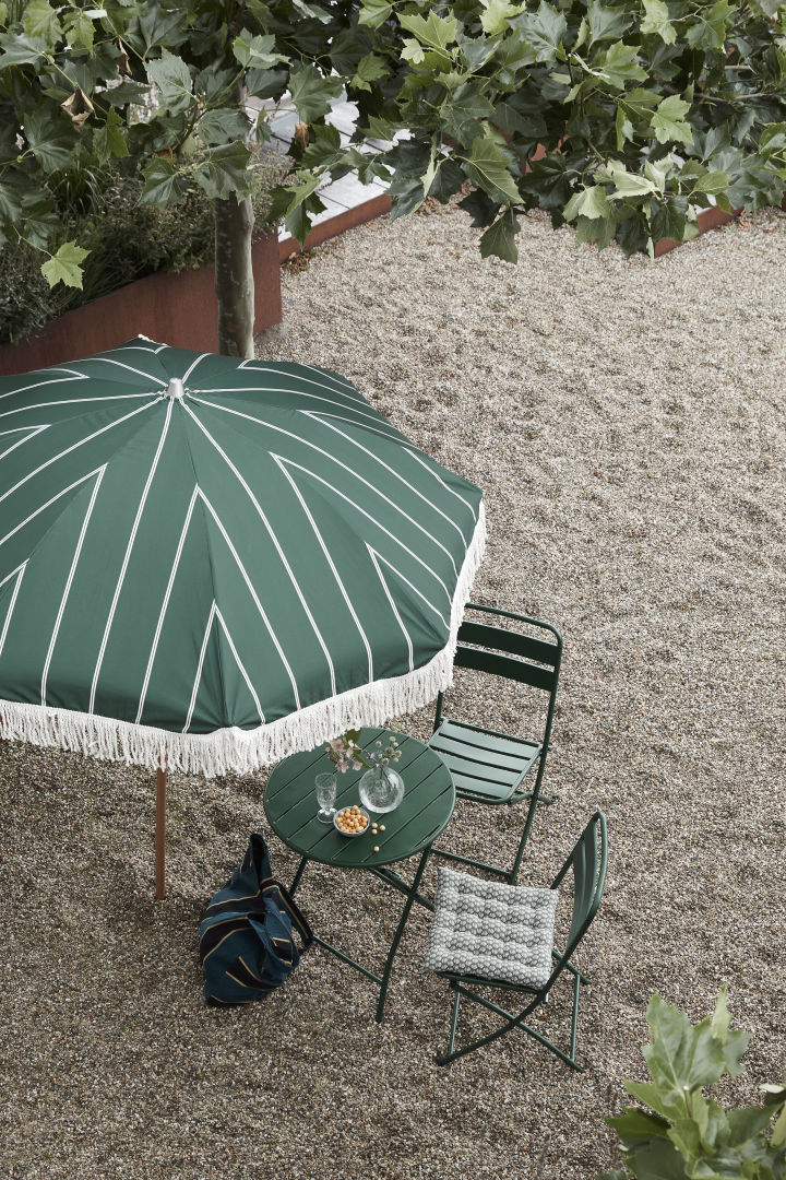 It is a great idea to have a parasol on the balcony here you see the Block parasol in green with a fringed edge from House Doctor. A smaller parasol suitable for a balcony or small patio.