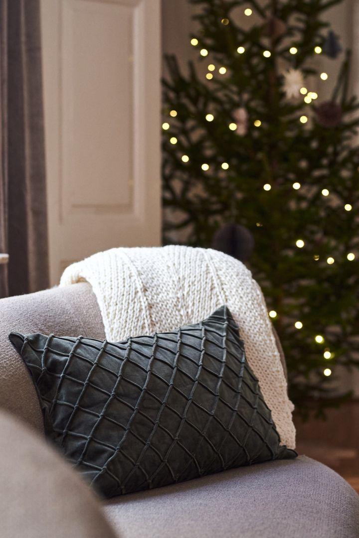 Modern and minimalist Christmas decor with a green pillowcase in velvet from Chhatwal & Jonsson.