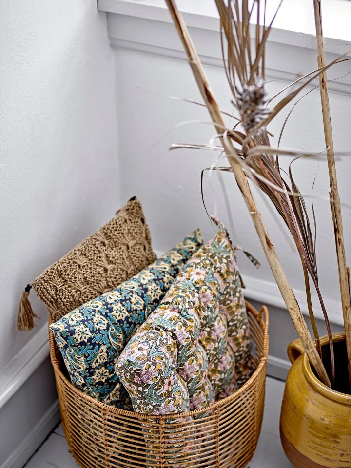 Here Mekkel storage basket in rattan, perfect for smaller chair cushions, a great idea for the balcony.