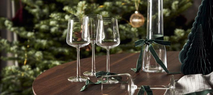 Give a Nordic Gift this Christmas. Here you see a Christmas gift set with the Essence red wine glasses and the Essence carafe - ideal for lovers of wine. 